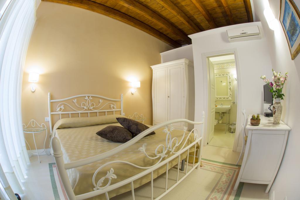 Small Double Room,224431619:JPEG